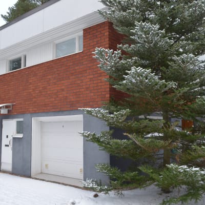 Tegelbyggnad.