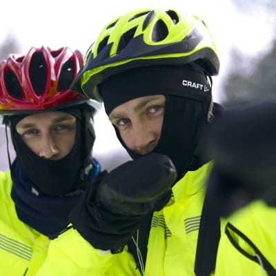 Christoffer Strandberg och Janne Grönroos poserar för kameran i gula jackor och med cykelhjälmar på huvudet. Vinter. Utomhus. Näsdagen 2016.