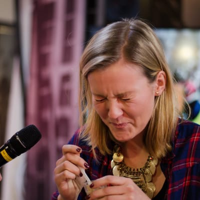 Märta Westerlund grimaserar då hon äter något äckligt som en utmaning under Näsdagen 2016. X3M.