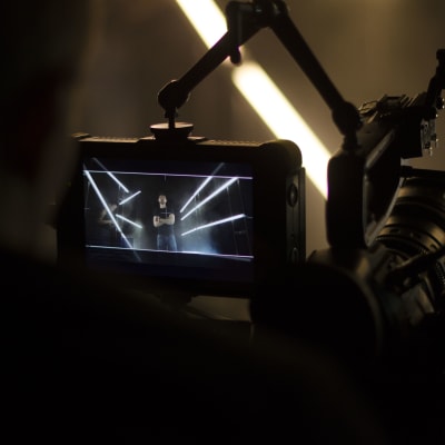 Bild av videokameran under inspelningen. Strålkasarljus och en av bastupojkarna i bild.