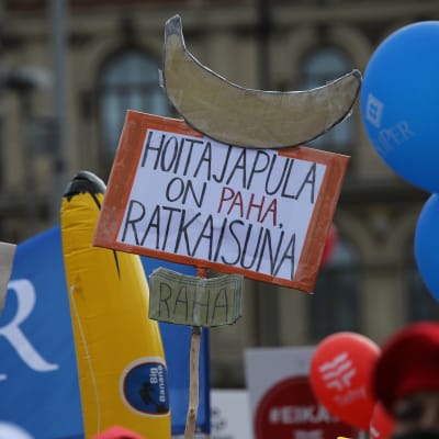 Helsingissä järjestettiin hoitajien mielenosoitus ja kulkue lauantaina 9. huhtikuuta. Kuvassa mielenosoittajan kyltti.