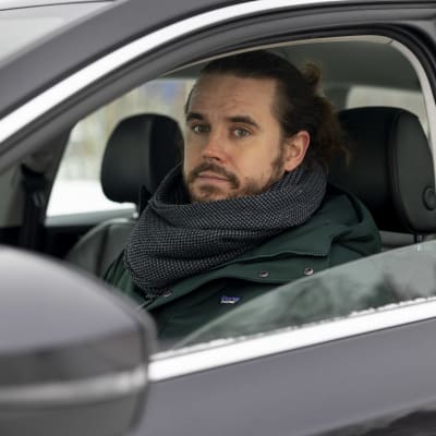 Mikko Laak istuu autossa. 