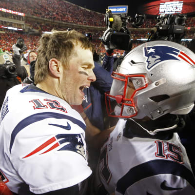 Tom Brady jublar med lagkamraten Chris Hogan.