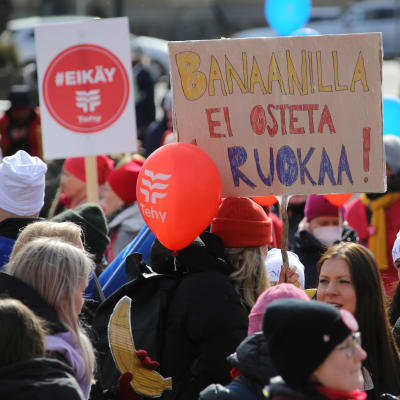 Banaanista irvailtiin hoitajien mielenosoituksessa Helsingin keskustassa lauantaina 9. huhtikuuta. Kuvassa banaanipiirros kyltissä.