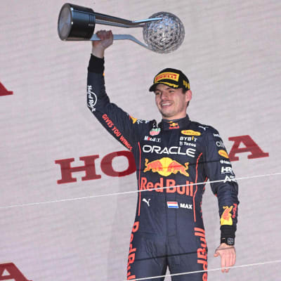 Max Verstappen lyfter en pokal