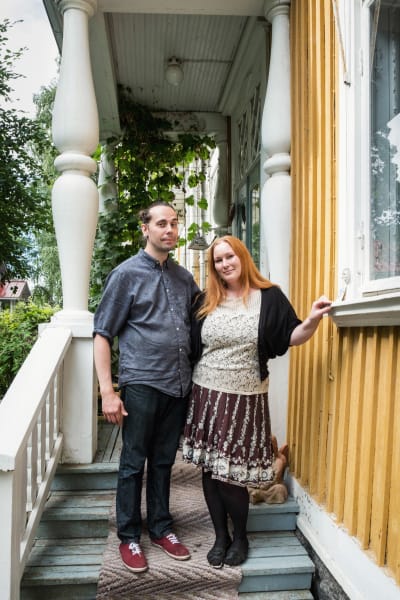 Kati Paananen ja Teemu Paananen kotitalonsa kuistilla Varkauden puutalokaupunginosassa