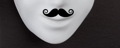 En ansiktsmask där figuren har mustasch och glasögon.