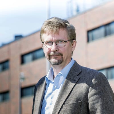 Professor Markus Jäntti utanför Economicum