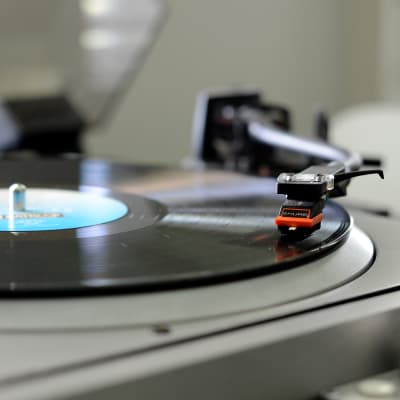 Vinylskiva på skivtallriken.