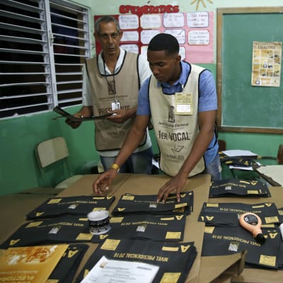 Vaalityöntekijät laskevat ääniä Dominikaanisessa tasavallassa.