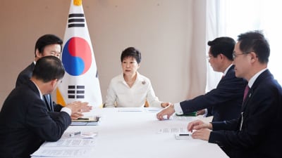 Sydkoreas president Park Geun-hye håller krismöte i Laos efter rapporterna om Nordkoreas femte kärnvapentest.