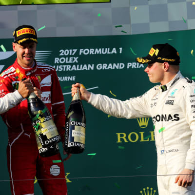 Lewis Hamilton, Sebastian Vettel, Valteri Bottas på prispallen, Melbourne 2017.