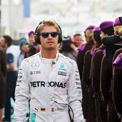 Nico Rosberg med solglasögon och hörlurar. Ser cool ut.
