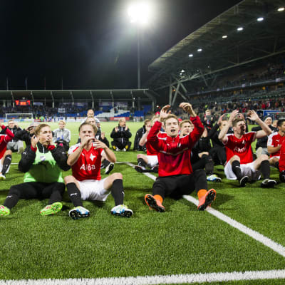 HIFK firar derbysegern inför sina supportrar.
