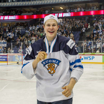Jesse Puljujärvi firar JVM-guldet i Helsingfors.