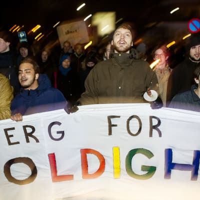Demonstranter bär en banderoll med texten "Esbjerg för mångfald"