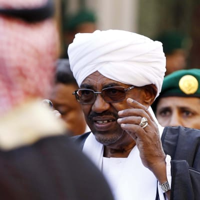 Internationella brottmålsdomstolen ICC uppmanar Sydafrika att gripa Sudans president Omar al-Bashir.