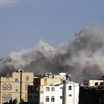 Flygangrepp mot en huthikontrollerad militärakademi i Sanaa.