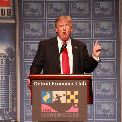 Donald Trump talar inför Detroit Economic Club.