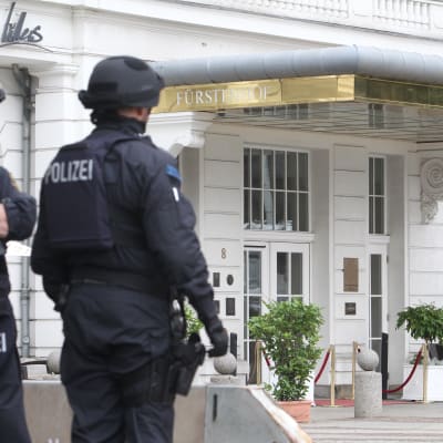 Poliser utanför hotell i Leipzig