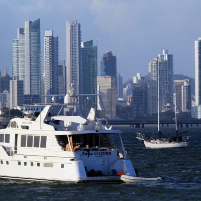 Lyxbåt utanför Panama City