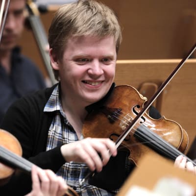 Pekka Kuusisto spelar violin.