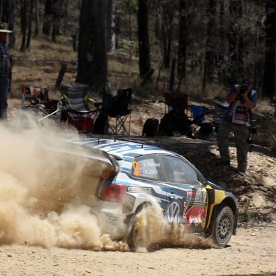 Andreas Mikkelsen kör på grusvägarna i Australien så att dammet yr.