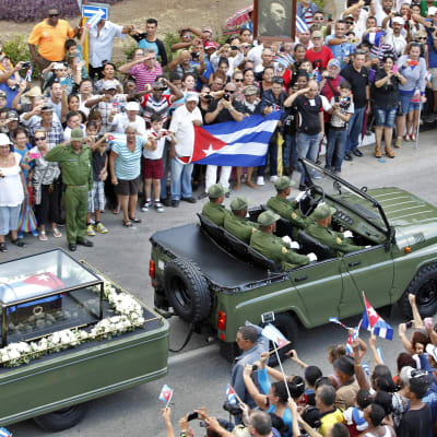 Konvojen som transporterar Castros urna passerar Holguín.