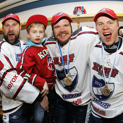 HIFK-spelarna Kimmo Kuhta, Juha-Pekka Haataja och Mikael Granlund firar FM-guldet.
