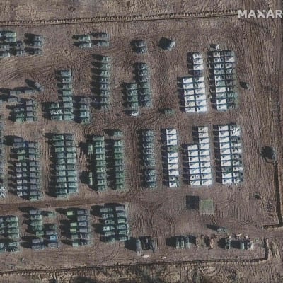 Satelliittikuvaa Venäjän Jelnjasta, jossa näkyy suuri määrä venäläisiä sotajoukkoja.