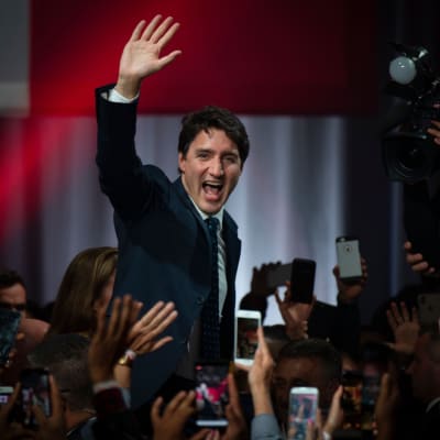 Kanadas premiärminister Justin Trudeau vinkar till publiken och pressen då hans valseger firas i Montreal.