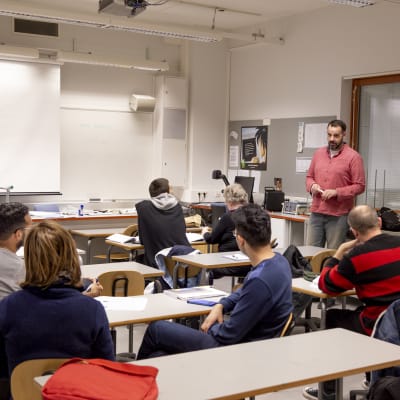 Språkläraren Svens Fernandez lär svenska till invandrare på Arbis i Esbo.