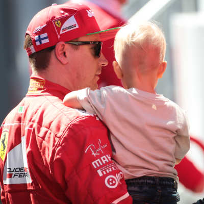 Kimi Räikkönen med sonen Robin, våren 2017.