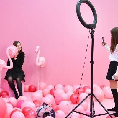 Två flickor poserar på pop up-utställningen "Supercandy!" i Köln januari 2019.