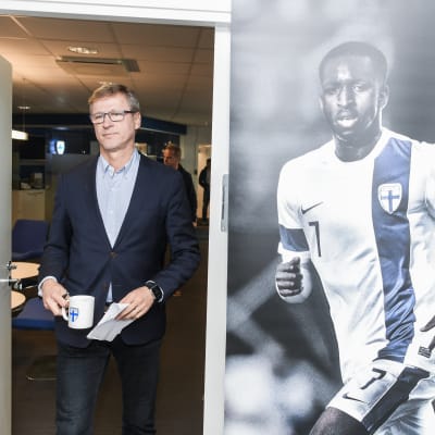 Markku Kanerva intill ett fotografi på Glen Kamara.