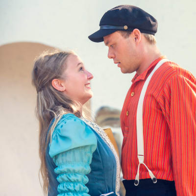 Desirée Kavander och Thomas Reuter på scen i pjäsen Roger&Julia.