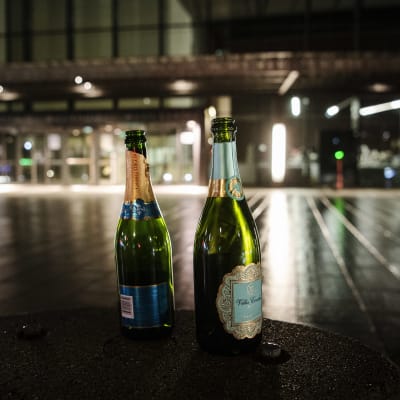 Tyhjät kuohuviinipullot odottivat ottajaansa Musiikkitalon edessä Helsingissä marraskuussa 2020.