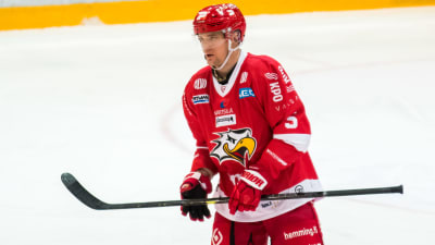 Olavi Vauhkonen spelar ishockey.