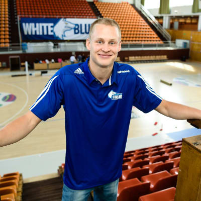Sasu Salin poserar för kameran i Tölö sporthall.