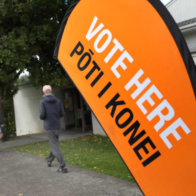 Människor vandrade till en vallokal i Auckland den 17 oktober. 