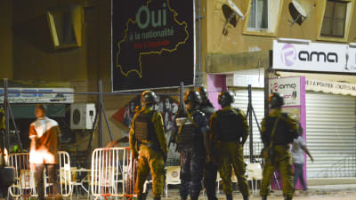 Säkerhetsstyrkor står utanför den turkiska restaurangen i Ouagadougou i Burkina Faso, som blev attackerad av beväpnade män.