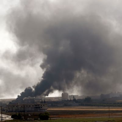 Rök stiger upp från staden Tel Abyad i nordöstra Syrien.