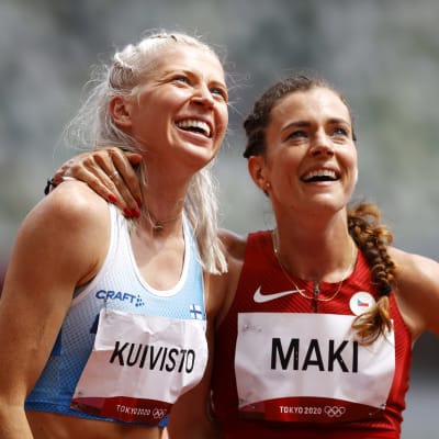 Sara Kuivisto och Kristiina Mäki kramar om varandra.