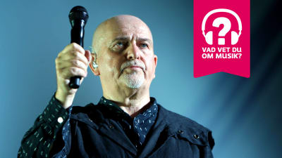 Peter Gabriel håller upp en mikrofon.