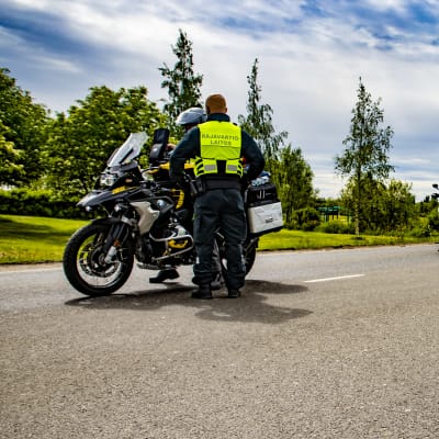 Rajavartiolaitos suorittaa rajatarkastuksia Torniossa Ruotsin rajalla