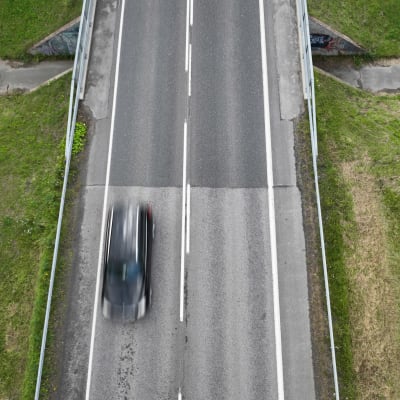 Auto ajaa pois oktomurskepäällysteeltä Oulun poikkimaantiellä.