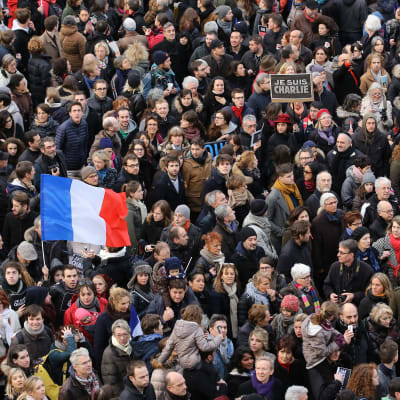 Hundratusentals marscherar för fred i Paris 11.1.2015.