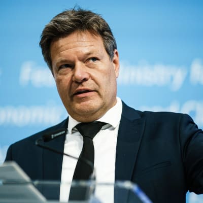 Tysklands närings- och klimatminister Robert Habeck i kostym framför talstol.