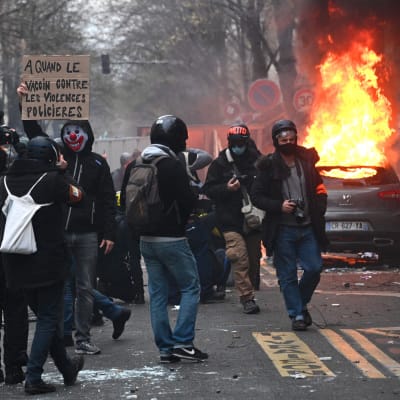Demonstration i Paris där någon antänt ett fordon på gatan.