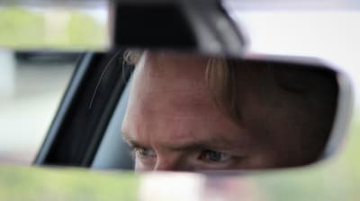 Fredrik Jensens ögon i backspegeln.